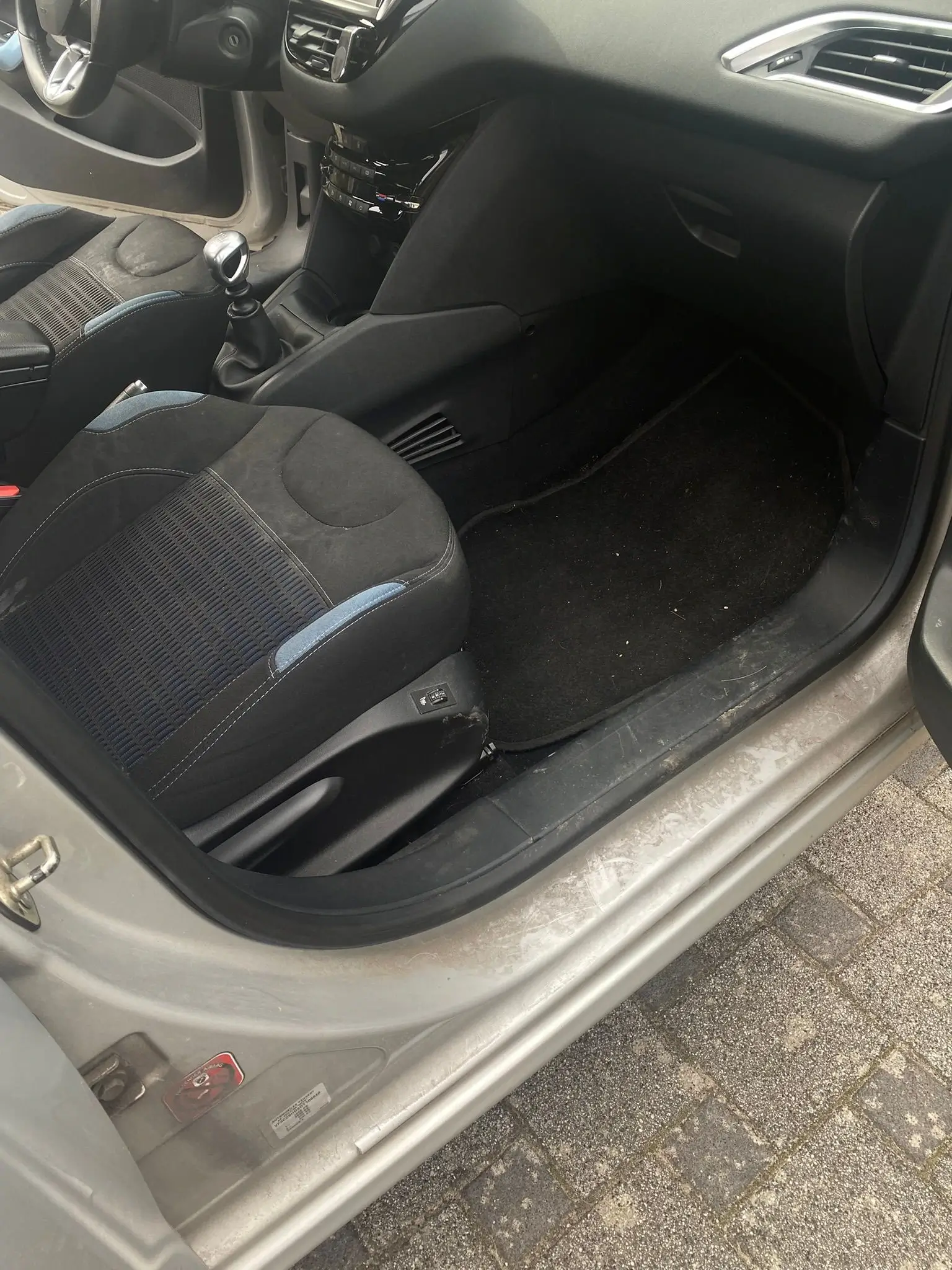Peugeot 207 : avant nettoyage par Letzy Clean